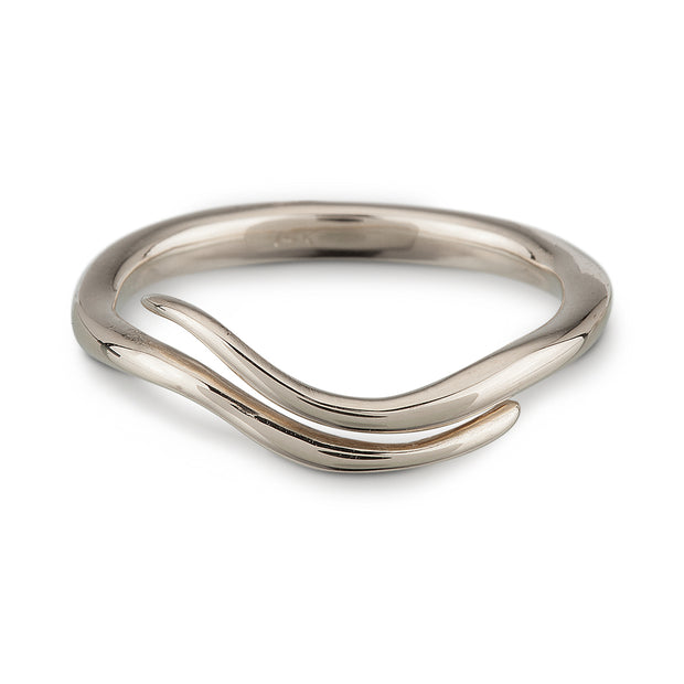 A wave-like 14k white gold ring 