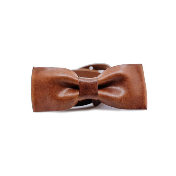 Detail shot of bow on gentlemen's Leather Bowtie. This bowtie is made entirely of light brown leather.